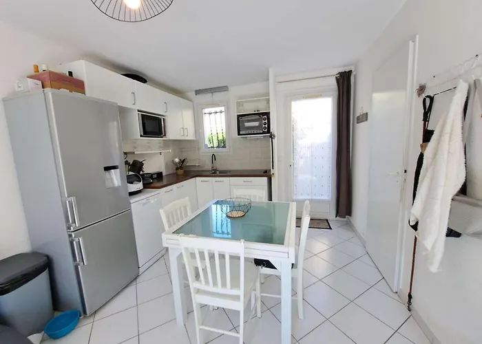Maison Mitoyenne Climatisee 7 Pers. Avec Piscine Et Parking A Marseillan-plage - Fr-1-326-848